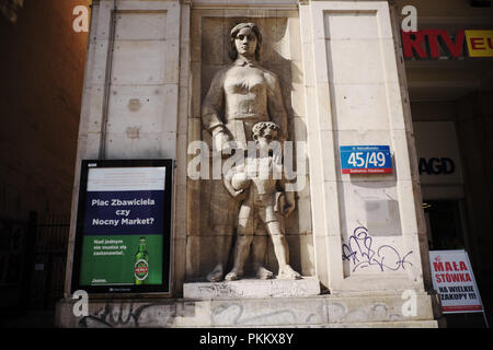 Warschau Polen sozialen Realismus Stil statue Zahlen neben Plac Konstytucji als Platz der Verfassung bekannt Stockfoto