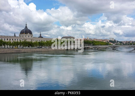 Quai Jules Courmont, mit der Rhone und der Grand Hotel Dieu und dem Wilson Bridge im Hintergrund. Stockfoto