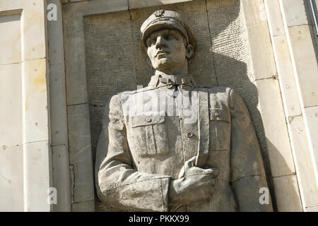 Warschau Polen sozialen Realismus Stil statue Zahlen neben Plac Konstytucji als Platz der Verfassung bekannt Stockfoto