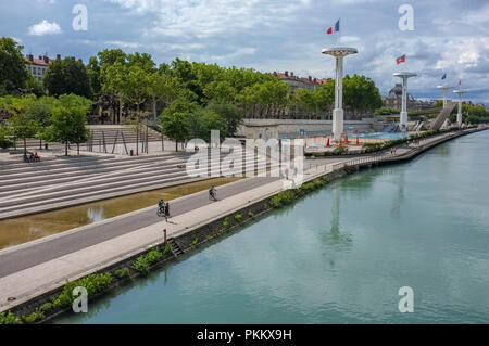 Berge Karen Blixen mit dem öffentlichen Schwimmbad Centre Nautique Tony Bertrand und die Rhone in Lyon, Frankreich. Stockfoto