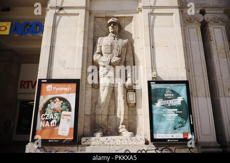 Warschau Polen sozialen Realismus Stil statue Zahlen neben Plac Konstytucji als Platz der Verfassung bekannt Stockfoto