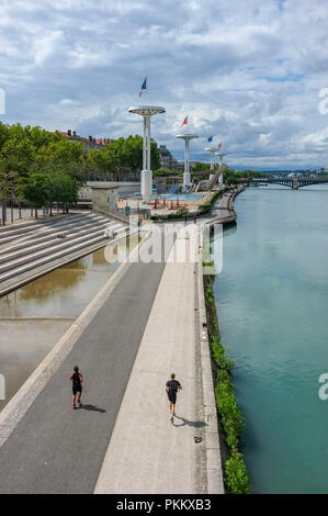 Berge Karen Blixen mit dem öffentlichen Schwimmbad Centre Nautique Tony Bertrand und die Rhone in Lyon, Frankreich. Stockfoto