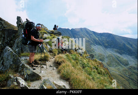 Wanderer im Fagaras Gebirge in Siebenbürgen, Rumänien. Die Gebiete höchster Berg Berg Moldoveanu im Hintergrund. September 2005. Stockfoto