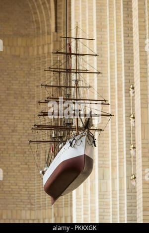 Kopenhagen. Dänemark. Grundtvigs Kirche. Ein Maßstab 1:35 Modell des Schiffes Königin Alexandrine (ehemals Pommern) hängen im Seitenschiff. Das Pomme Stockfoto