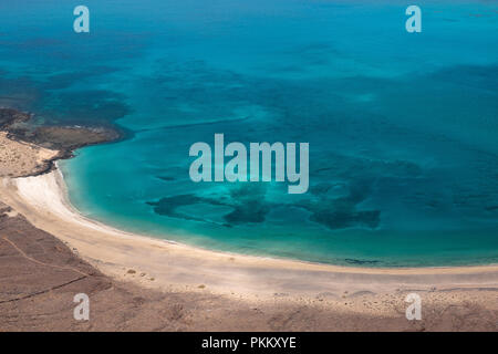 Blick auf den einsamen Strand vom Mirador del Rio, Lanzarote Stockfoto