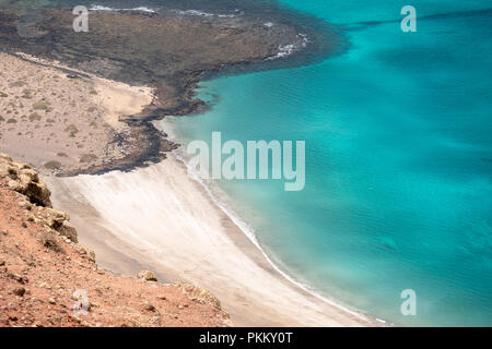 Blick auf den einsamen Strand vom Mirador del Rio, Lanzarote Stockfoto