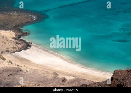 Blick auf den einsamen Strand vom Mirador del Rio, Lanzarote Stockfoto