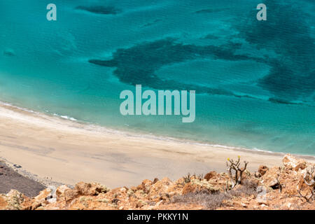 Blick auf den einsamen Strand vom Mirador del Rio, Lanzarote Stockfoto