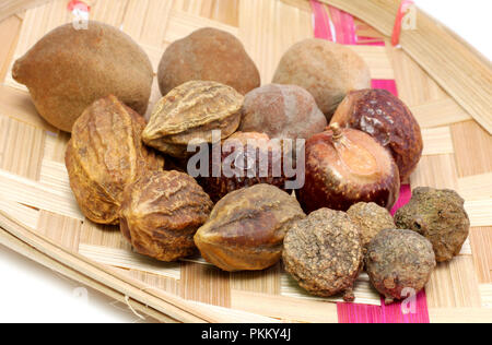 Ayurvedische Früchte auf Bambus Korb haben medizinische Eigenschaften. Stockfoto