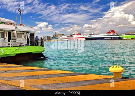 Fähren im Hafen von Piräus, Griechenland, 23. September 2015. Stockfoto