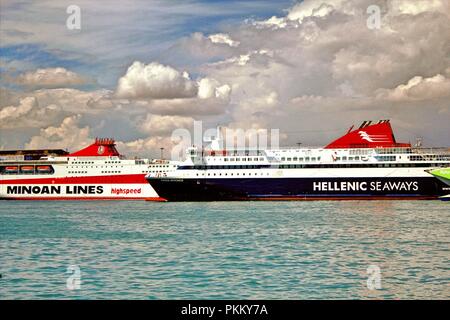 Fähren im Hafen von Piräus, Griechenland, 23. September 2015. Stockfoto