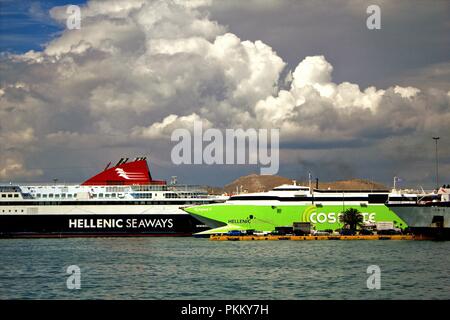 Fähren im Hafen von Piräus, Griechenland, 23. September 2015. Stockfoto