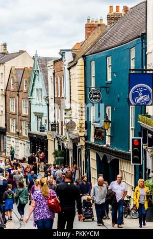 Durham City Center historische Architektur und street scene entlang Elvet Brücke und Sattler St Stockfoto