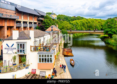 Durham City Centre Street Szene am Ufer des Flusses Tragen und Neue elvet Brücke Stockfoto