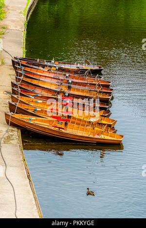 Durham City Centre Street Szene am Ufer des Flusses Tragen und Neue elvet Brücke Stockfoto