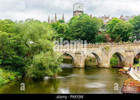 Durham City Center historische Architektur und street scene entlang Elvet Brücke und Sattler St Stockfoto