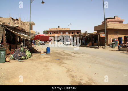 Marktstände und Läden entlang der Hauptstraße durch Siwa, Oase Siwa, Ägypten Stockfoto