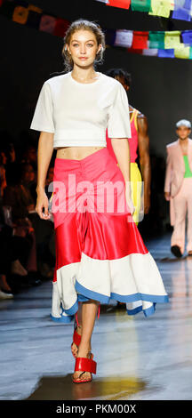 New York, NY, USA - 9. September 2018: Gigi Hadid Spaziergänge Landebahn für die prabal Gurung Frühjahr/Sommer 2019 Runway Show während der New York Fashion Week bei Sp Stockfoto