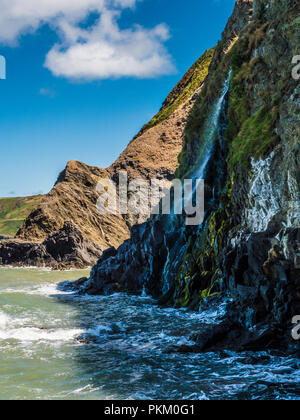 Der Wasserfall am Tresaith an der walisischen Küste in Ceredigion. Stockfoto