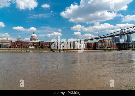 Die Themse, die Millennium Bridge und die St. Paul's Kathedrale in London an einem sonnigen Tag Stockfoto