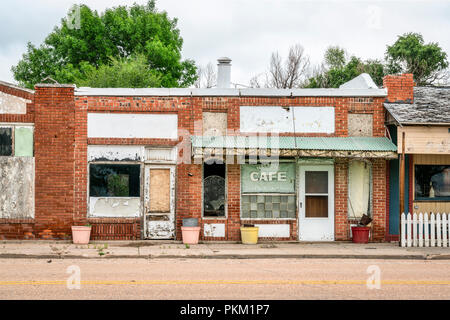 Crook, CO, USA - 28. Mai 2018: Verlassene Café an der Hauptstraße, einer ländlichen Kleinstadt im östlichen Colorado. Stockfoto