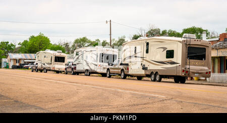 Crook, CO, USA - 28. Mai 2018: eine Spalte von Freizeitfahrzeugen auf einer Hauptstraße von einer ländlichen Stadt im östlichen Colorado. Stockfoto