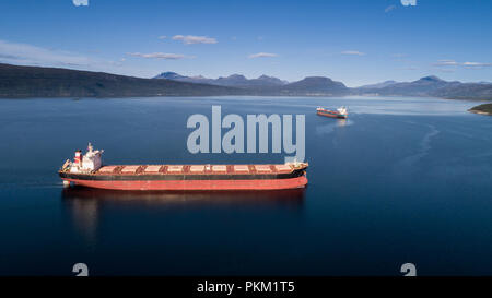 Luftaufnahme von dort ein Schiff auf dem offenen Meer mit anderen Schiffen und Bergen im Hintergrund, Narvik, Norwegen Stockfoto