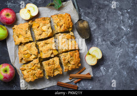 Frisch gebackenen Apfelkuchen in Stücke schneiden, hausgemachte Backwaren Stockfoto