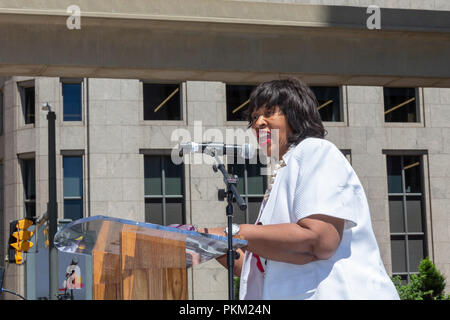 Detroit, Michigan - Brenda Jones, Präsident der Detroit City Council, spricht auf der Kundgebung der Hausmeister, ein $ 15 Stundenlohn. Jones ist zu erwarten Stockfoto