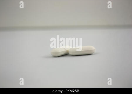 Zwei Pillen auf neutralen Hintergrund für die Apotheke anzeigen Stockfoto