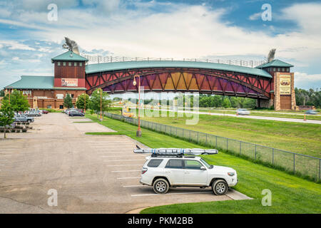 Kearney, NE, USA - 30. Juli 2018: Toyota 4Runner SUV (2016 Trail Modell) mit einem Stand up paddleboard auf rood Racks vor große Platte River Road Stockfoto