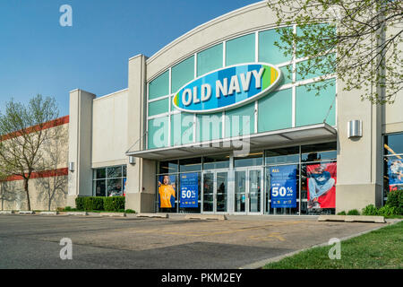 Fort Collins, CO, USA - 30. April 2018: Old Navy Clothing Store Eingang mit Feder verkauf Poster. Stockfoto