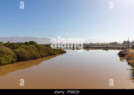 Alviso; Blick von der Hope Street, durch Alviso Marina County Park Eingang, hin zu neuen Chicago Marsh, Kalifornien, USA Stockfoto