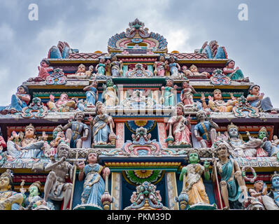 Skulptur, Architektur und Symbole der Hindu Tempel in Singapur, Sri Mariamman Tempel, Singapur ist eine der ältesten hinduistischen Tempel. Stockfoto