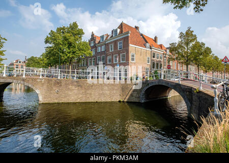 Eine Überquerung von zwei schönen Grachten in Delft, Niederlande. Stockfoto