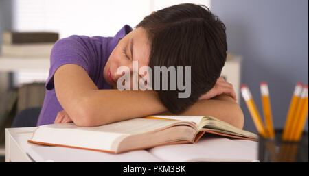 Asiatische Frau schlafen auf Bücher Stockfoto