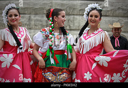 INDIANAPOLIS, Indiana/USA - Mai 2, 2018: Spanische Tänzerinnen leuchten Monument Circle mit Tänzen, dass lokale Volkskultur mit Ballett Merkmale betonen Stockfoto