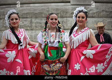 INDIANAPOLIS, Indiana/USA - Mai 2, 2018: Spanische Tänzerinnen leuchten Monument Circle mit Tänzen, dass lokale Volkskultur mit Ballett Merkmale betonen Stockfoto