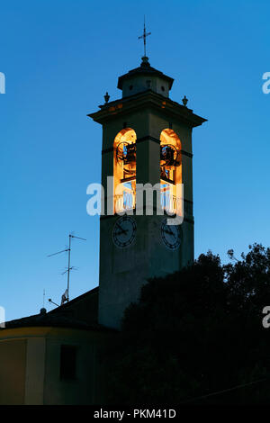 Glockenturm in Città Alta von Bergamo, Lombardei in Italien in den Abend. Die Altstadt ist Obere Stadt genannt. Stockfoto