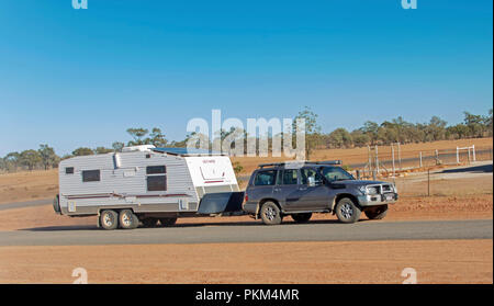 Moderne Allradantrieb Fahrzeug abschleppen Wohnwagen auf australische Outback Straße bei Adavale Queensland Stockfoto