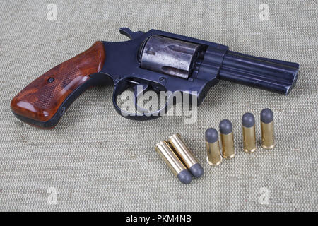 Revolver mit Munition auf der Leinwand Hintergrund Stockfoto