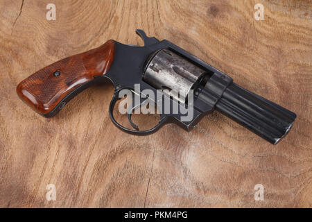 Revolver mit Munition auf dem hölzernen Hintergrund Stockfoto