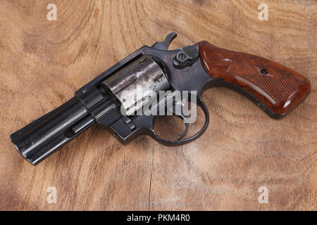 Revolver mit Munition auf dem hölzernen Hintergrund Stockfoto