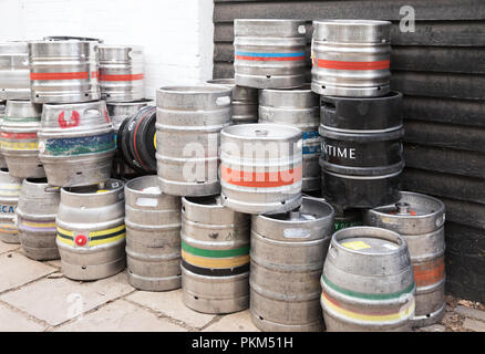 StAlbas, Großbritannien - 27 Juli 2017: eine Menge Bierfässer in der Nähe der alten britischen Pub Stockfoto