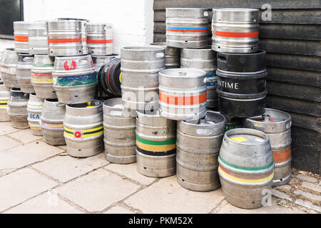 StAlbas, Großbritannien - 27 Juli 2017: eine Menge Bierfässer in der Nähe der alten britischen Pub Stockfoto