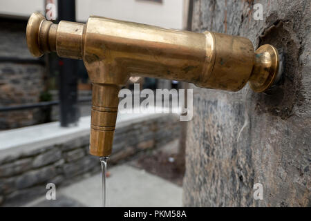 Öffentliche Brunnen, oder trinken Sie in der Stadt Sortieren, Katalonien tippen. Stockfoto