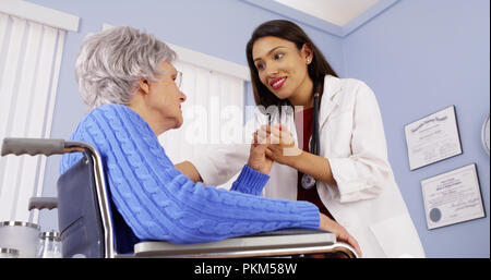 Mexikanische Frau Doktor tröstlich ältere Patienten Stockfoto