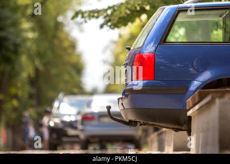 Close-up Detail anzeigen von blaues Auto an sonnigen Straße geparkt, rote Bremsleuchten und Haken zum Ziehen von Anhängern, Anhängevorrichtung oder Abschleppstange an verschwommene Kopie Platz bac Stockfoto