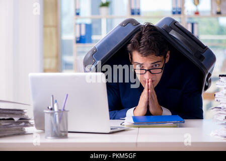 Mitarbeiter denken der Urlaub aufgrund der übermäßigen Arbeitsbelastung Stockfoto