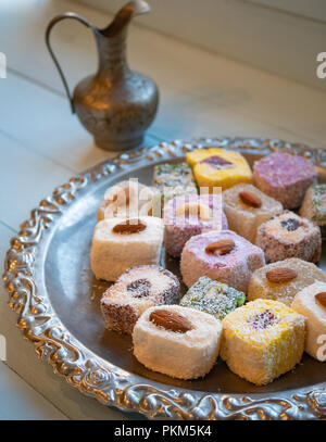 Traditionelle türkische Gelee Bonbons auf Fach mit silber Kaffee Kanne auf Hintergrund Stockfoto